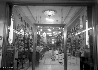 Escaparate en el Collado Comercio Santiago Aparicio Alcalde en 1950