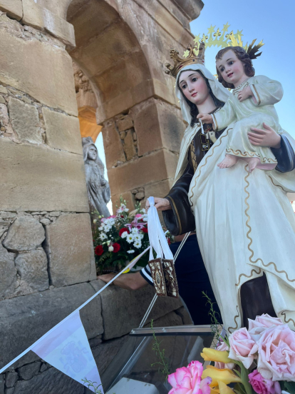 La imagen de la Virgen del Carmen acompañó a decenas de navegantes en aguas del embalse soriano de Cuerda del Pozo.