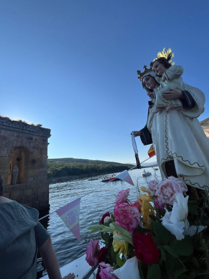 La imagen de la Virgen del Carmen acompañó a decenas de navegantes en aguas del embalse soriano de Cuerda del Pozo.