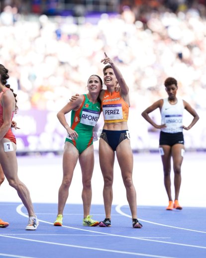 Marta Pérez junto a Salomé Afonso, atleta que entrena en el Caep, al finalizar la ronda de clasificación.