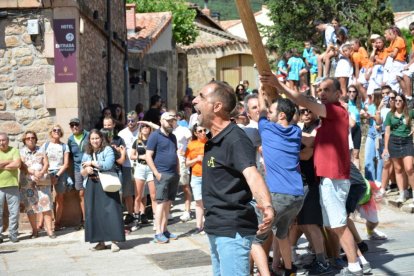 La pingada del mayo de Vinuesa da el pistoletazo de salida a sus fiestas de la Virgen del Pino y San Roque 2024.