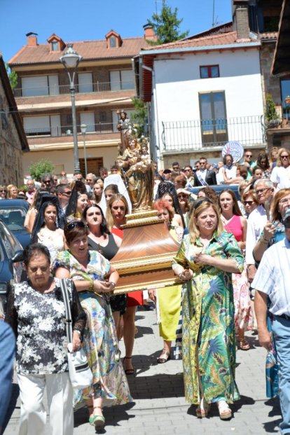 Navaleno celebra sus fiestas de la Virgen y San Roque con el baile de la jota tan característico de la localidad.