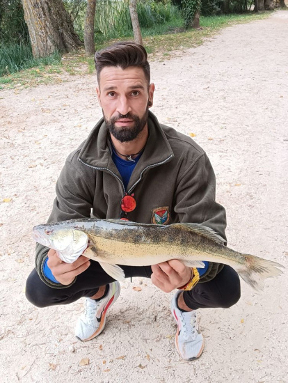 Los pescadores sacaron las cañas a las orillas del río Duero