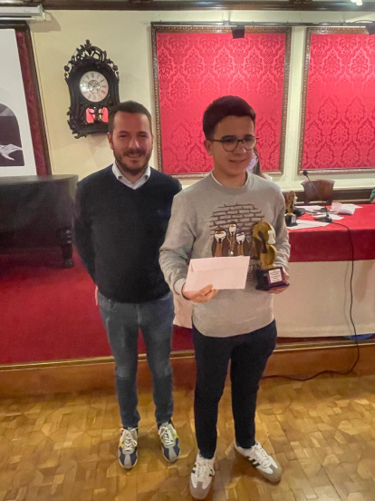 Javier Habans recibe su premio como campeón del torneo junto con el concejal Eder García.