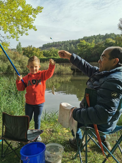 Los más jóvenes aprenden y disfrutan de la pesca