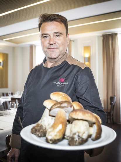 Alfonso Romero posa con la materia prima recién recolectada para el Restaurante Trashumante, en este caso unos boletus.