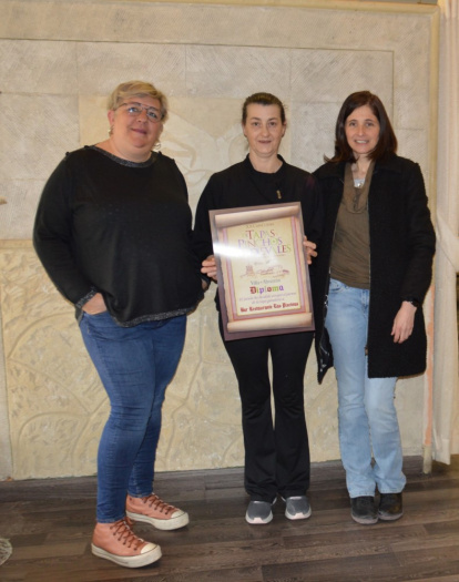 María Rello posa con el título de la fase local de este concurso gastronómico.