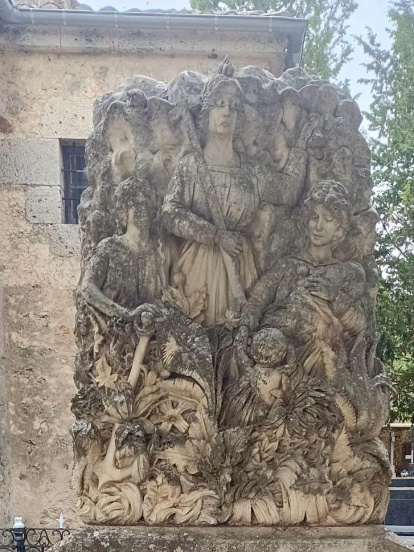 Escultura de Emiliano Barral en una de las tumbas del cementerio de El Burgo.