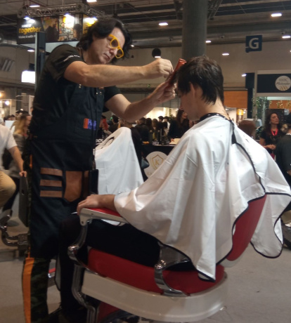 Peluquero haciendo una demostración en la feria.