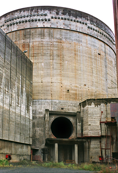 Fachada de Reactor, también de la serie sobre la central.