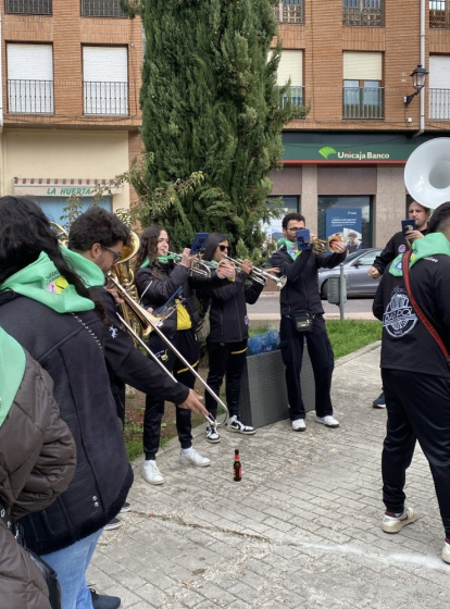 Una de las charangas toca en las calles de San Esteban.