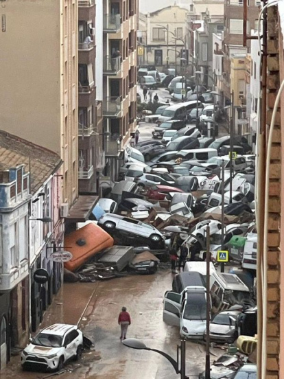 Terrible imagen de decenas de coches arrastrados y apilados por las inundaciones cedida por la Casa de Soria en Valencia.