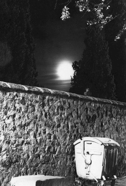 La luna frente a la tapia del cementerio