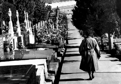 La luna frente a la tapia del cementerio