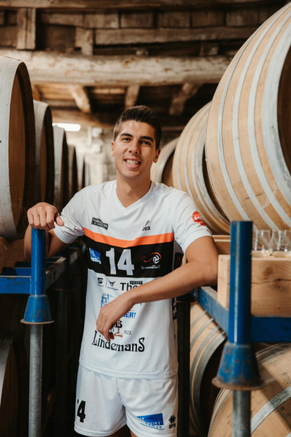 Lucas Lorente durante una visita a las instalaciones del patrocinador del equipo.