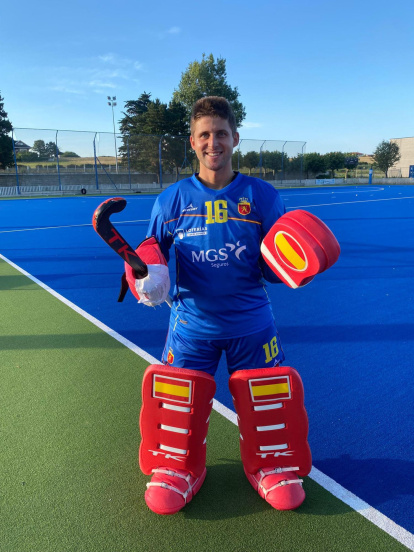 Rafael Revilla con el equipamiento de portero de hockey.