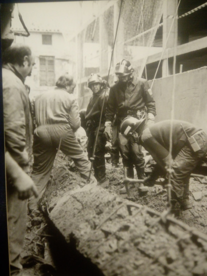 Tareas de desescombro en Teatinos el 7 de diciembre de 1989. F. SANTIAGO