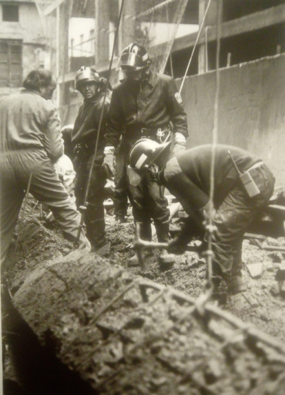 Tareas de desescombro en Teatinos el 7 de diciembre de 1989. F. SANTIAGO