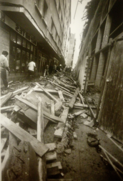 Tareas de desescombro en Teatinos el 7 de diciembre de 1989. F. SANTIAGO