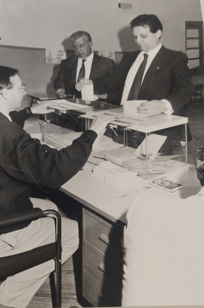 Javier Gómez votando en El Burgo en 1991. Foto Ana Isla