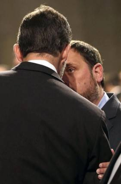El rey Felipe saluda al presidente de ERC, Oriol Junqueras , tras el funeral institucional en la Sagrada Familia. EFE / ALBERTO ESTÉVEZ