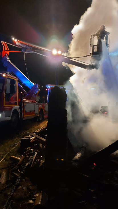 Espectacular incendio en una majada de Cantalucia. HDS