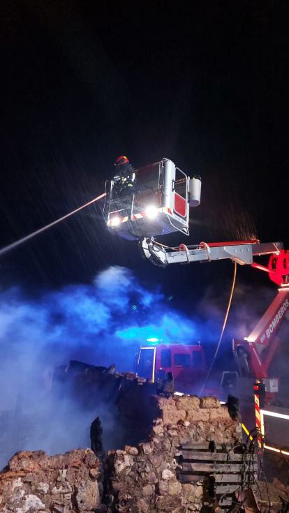 Espectacular incendio en una majada de Cantalucia. HDS