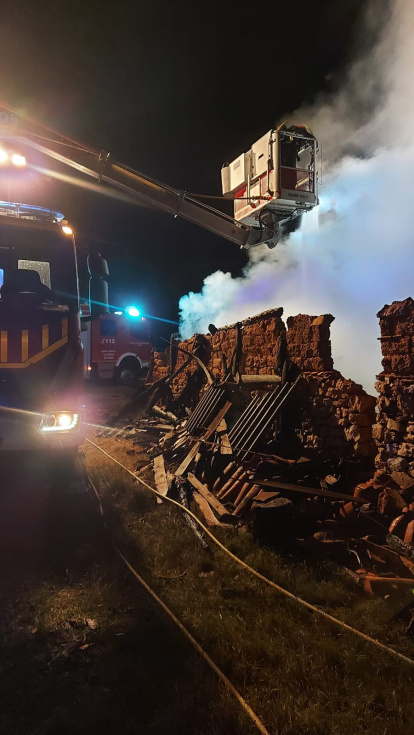 Espectacular incendio en una majada de Cantalucia. HDS