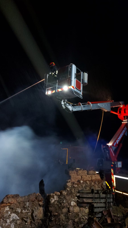 Espectacular incendio en una majada de Cantalucia. HDS