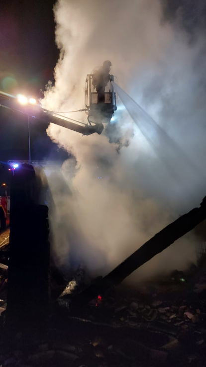 Espectacular incendio en una majada de Cantalucia. HDS