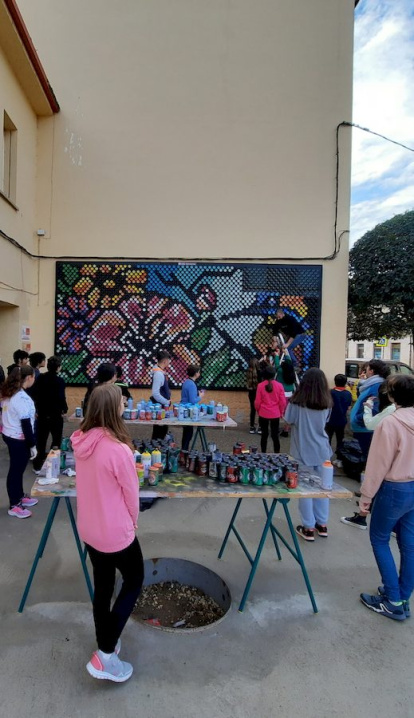 Mural de latas en el CRIE de Almazán (1)