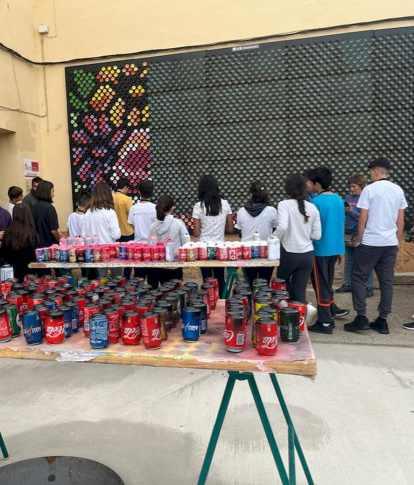 Mural de latas en el CRIE de Almazán (8)