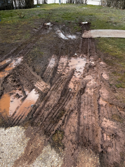 Zona embarrada por la que deben salir algunas ambulancias del hospital Virgen del Mirón de Soria. HDS