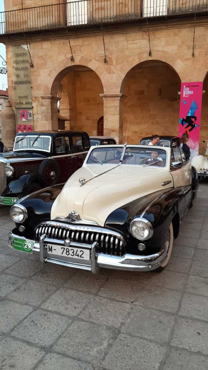 Vehículos expuestos en la plaza Mayor de Soria en la concentración de Laurel de Baco. HDS