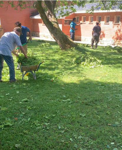 Desperfectos también en el área ajardinada de las piscinas y el césped.
