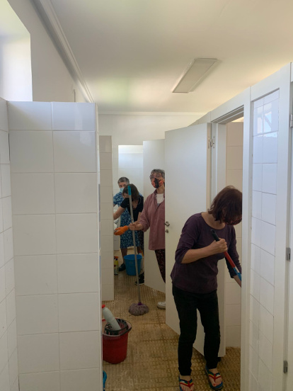 Vestuarios y baños de la piscina.