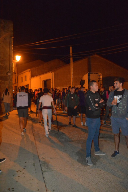Encendido de antorchas para despedir las fiestas de Almazán. SATUR LAFUENTE (12)_04