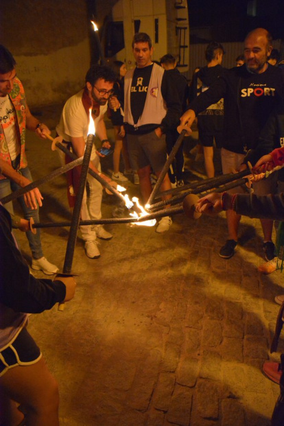 Encendido de antorchas para despedir las fiestas de Almazán. SATUR LAFUENTE (16)_04