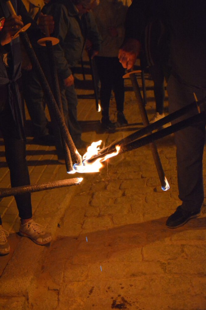 Encendido de antorchas para despedir las fiestas de Almazán. SATUR LAFUENTE (21)_04