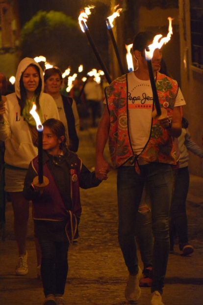 Encendido de antorchas para despedir las fiestas de Almazán. SATUR LAFUENTE (24)_04