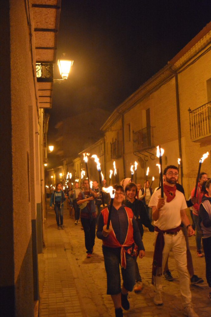 Encendido de antorchas para despedir las fiestas de Almazán. SATUR LAFUENTE (26)_04