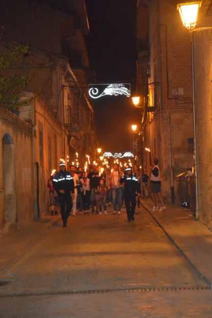 Encendido de antorchas para despedir las fiestas de Almazán. SATUR LAFUENTE (27)_04