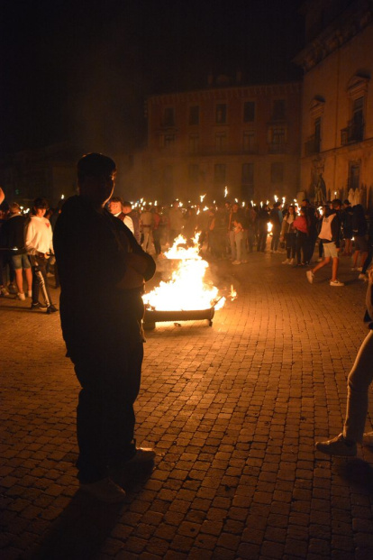 Encendido de antorchas para despedir las fiestas de Almazán. SATUR LAFUENTE (54)_04