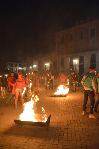 Encendido de antorchas para despedir las fiestas de Almazán. SATUR LAFUENTE (66)_04