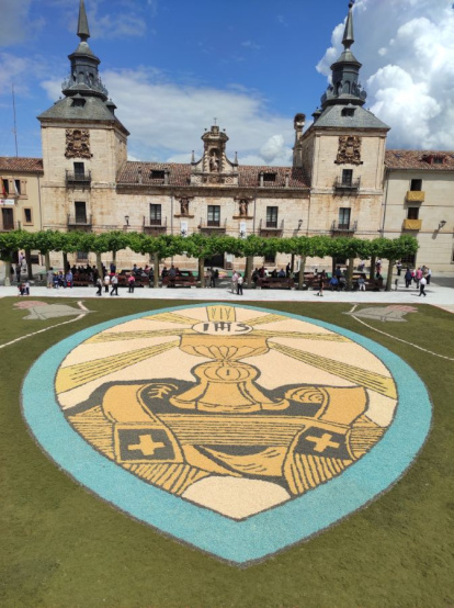Alfombras florales en El Burgo de Osma en el Corpus 2023.-ANA HERNANDO