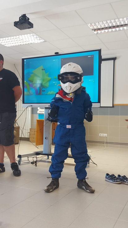 El club de automovilismo BNNOracing acerca su actividad a los alumnos del colegio de Berlanga.
