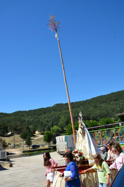 Salduero vive el día grande de sus fiestas con la procesión de la Virgen de las Nieves.
