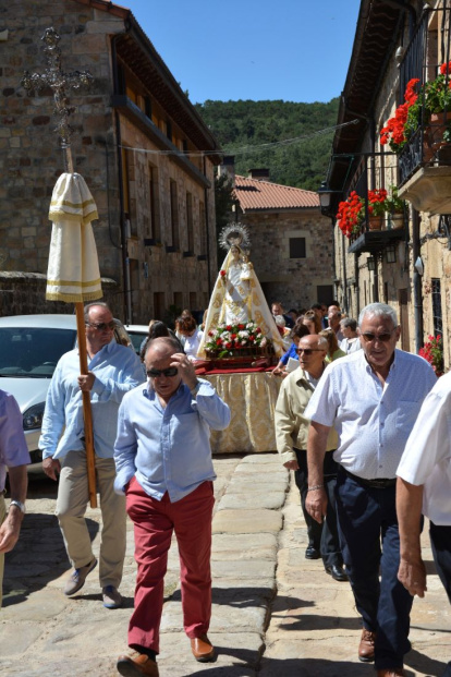 Salduero vive el día grande de sus fiestas con la procesión de la Virgen de las Nieves.