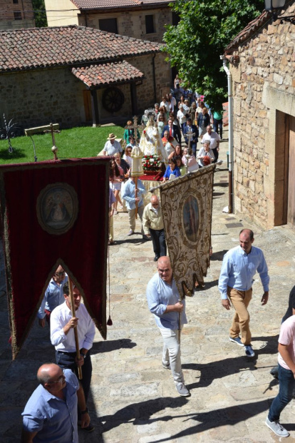 Salduero vive el día grande de sus fiestas con la procesión de la Virgen de las Nieves.