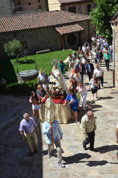 Salduero vive el día grande de sus fiestas con la procesión de la Virgen de las Nieves.